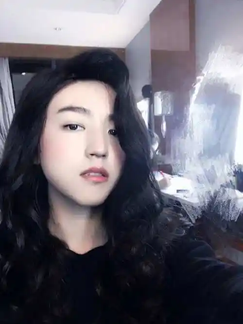 还记得刘昊然在《唐人街探案2》中的女装扮相吗?