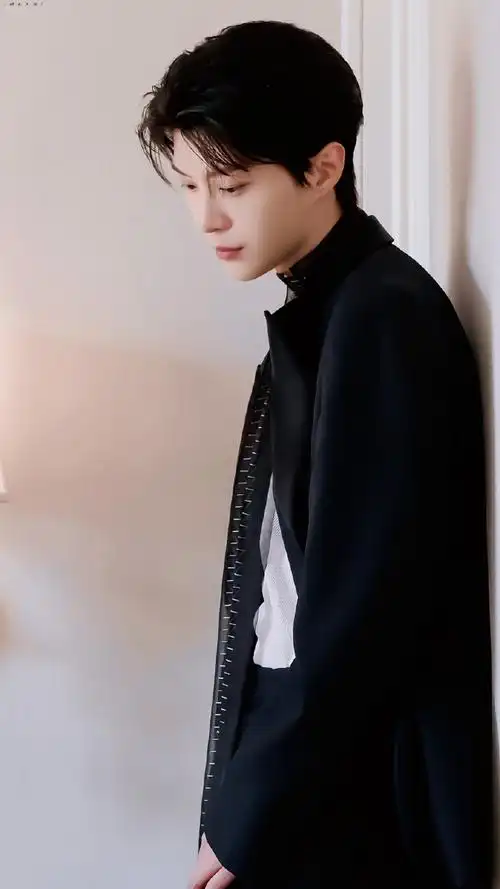 范丞丞飘带黑西装