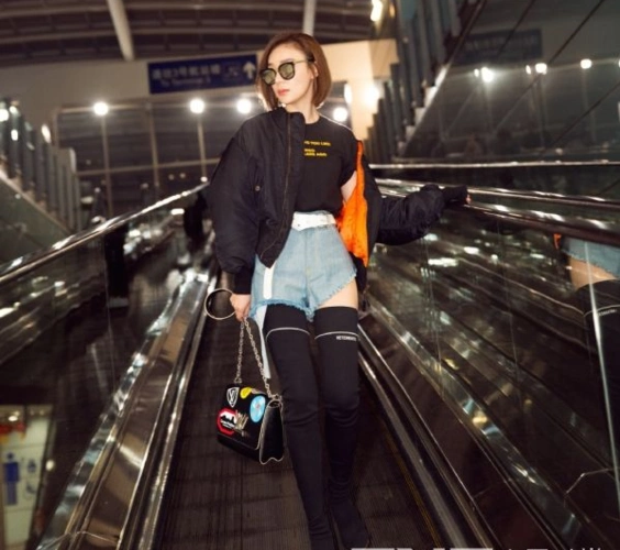 张馨予最新街拍 过膝长靴花式秀长腿