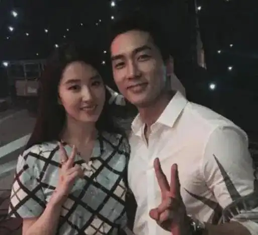 2015年还发生了关于刘亦菲的事情就是28岁的刘亦菲和39岁的宋承宪在