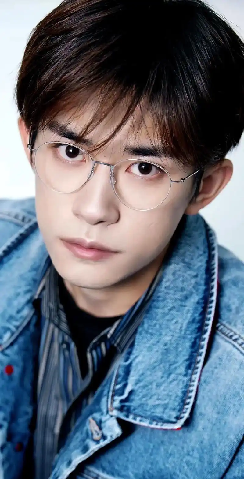 0帅迷糊啦千玺眼镜杀get千玺同款穿搭 : - 抖音