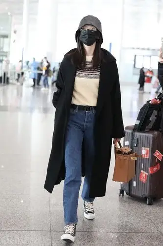 冬季女星最新机场街拍如何把基本款穿出高品位