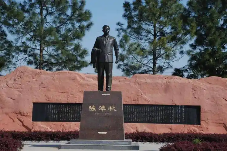 地址:陈策楼镇陈策楼村位置导航: 黄州区陈潭秋故居纪念馆第四站:美丽