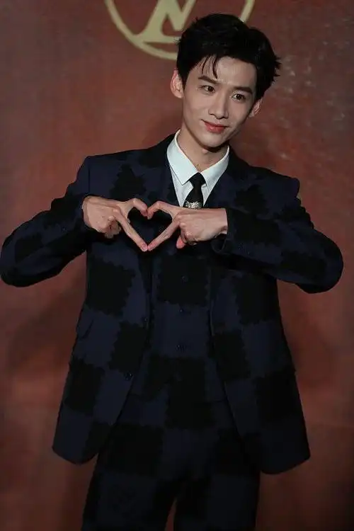 白敬亭风格真是随意切换深色西装造型又出圈迷倒万千少女