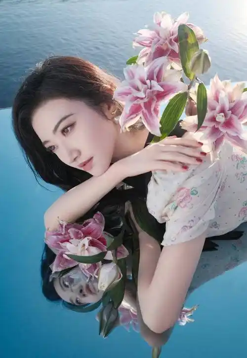 景甜真的是太漂亮了,整个人白得发光