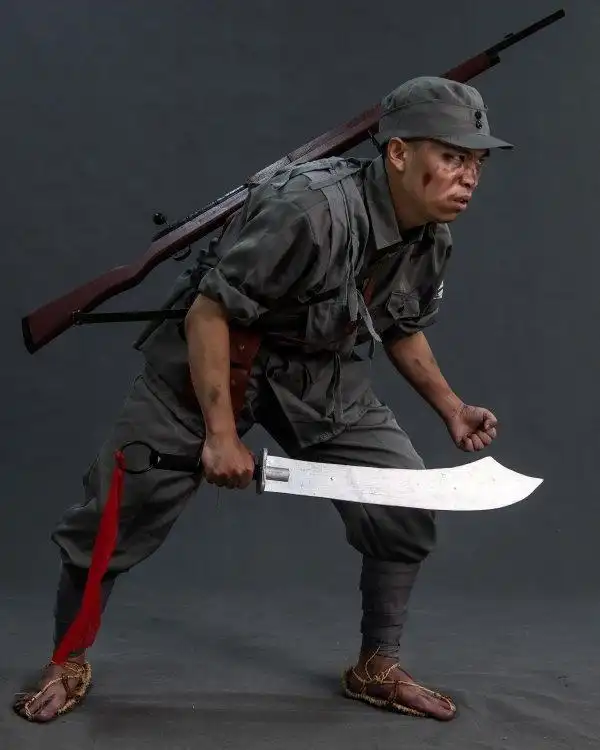 (记者任勇 摄影报道)5名八路军战士穿着草鞋,手持大刀,步枪,双目怒视