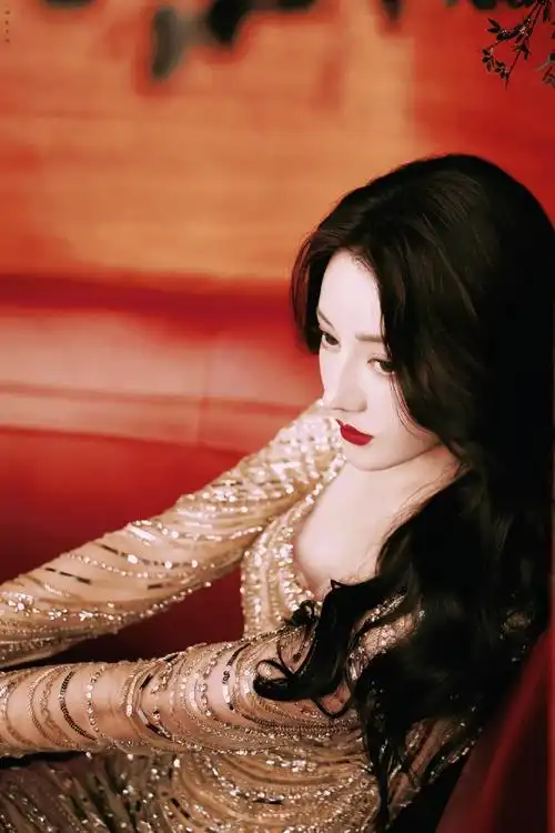 迪丽热巴鎏金长裙梦回乔晶晶##迪丽热巴白金霓光鱼尾裙