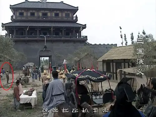 三国演义中的穿帮镜头群演乱入烟头乱丢面包车穿越