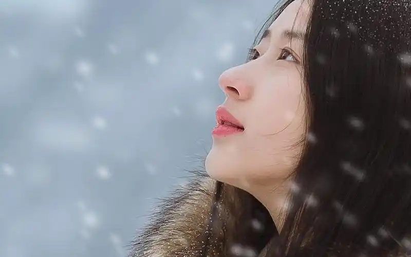 雪地里超凡脱俗的气质美女写真