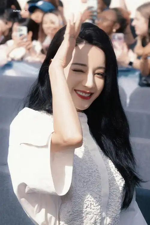 中国的迪丽热巴万人迷,神图制造机,据说真的有神[吃馕]#迪丽热巴被