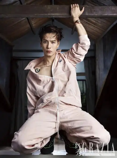 王嘉尔完美身材造型更出位