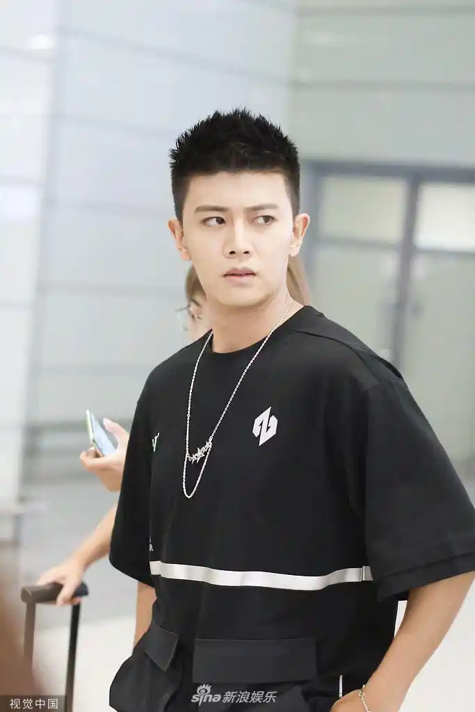 组图:任嘉伦换板寸新发型酷帅十足 挥手微笑与粉丝告别超暖