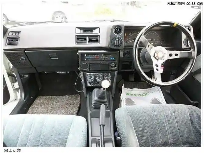 内饰极具年代特色丰田经典ae86实拍图