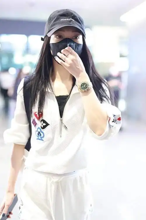 张韶涵穿着白色运动套装,亮相机场,对着镜头挥手