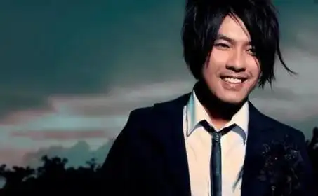 46岁的阿杜商演赚钱,而今身材发福似大叔,网友看见称认错人