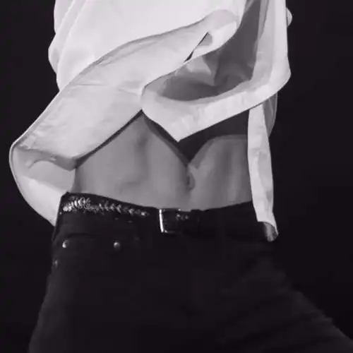 王俊凯晒腹肌被网友嘲讽就这几根骨头只能挨一拳