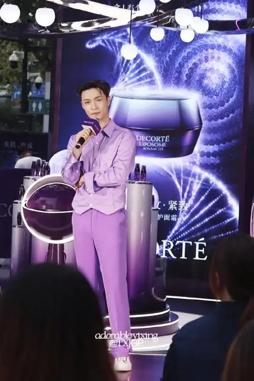 张艺兴超话一身紫色的小咩真好看呀05@张艺兴你一走就开始下大暴雨