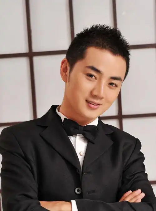 好看的男生短发碎发发型,随便挑一款直接拿图片给发型师看吧~~上一篇