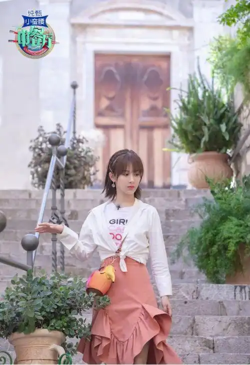 杨紫驾驭优雅风经典黑白搭配爱心耳饰化身18岁少女