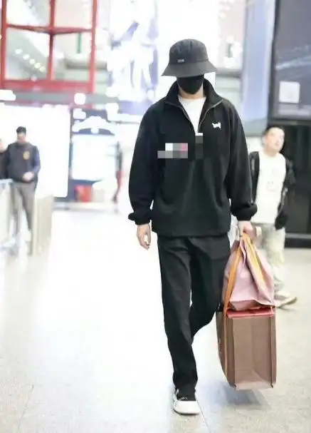 而今日在机场首现身的陈牧驰则是一袭黑色,戴着口罩,一言不发.