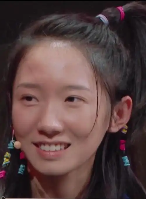 孟美岐素颜长这样,差距太大比路人还要路人