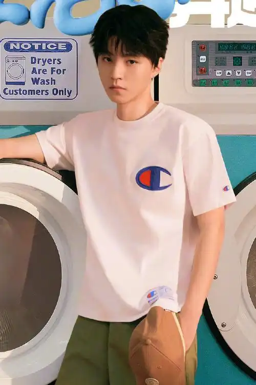 王俊凯夏季穿搭#    王俊凯夏季穿搭96主打的就是一个清爽帅气!