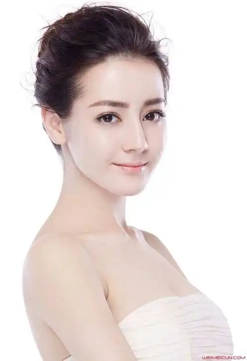 迪丽热巴的胸部有多大玩转各低胸装豪乳显露无疑