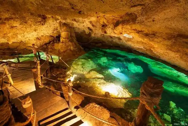 作为世界自然遗产和地质公园的一部分,黄龙洞以其庞大的立体