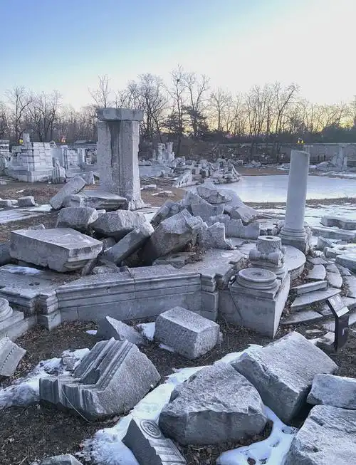 圆明园的黄昏:残败与美丽的交织