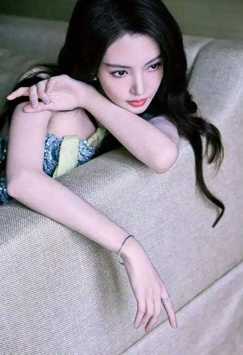 金晨这个原来是个裙子第一眼看以为姐姐穿了碎钻肚兜呢