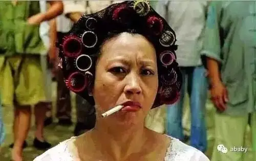 徐静蕾叼着根烟搓麻,网友说,有"包租婆"即视感.