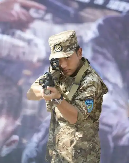 原创阅兵式上兵哥哥帅破天际,被称为军装男神的他们哪个最具军人风采