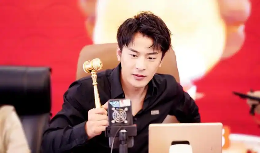 铁山靠为妻子突然停播,辛巴直言曾想与其签约,孙一宁泪洒出镜间_网友