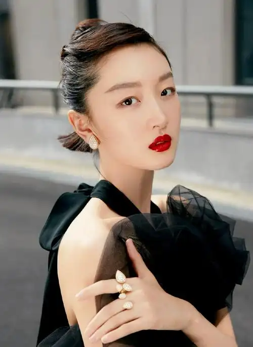周冬雨穿黑色纱裙 直视镜头气场强大