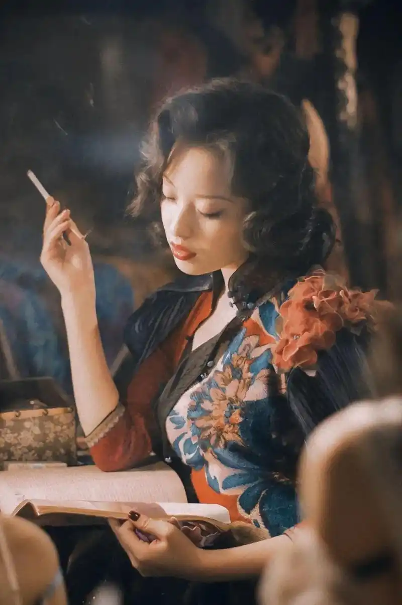 提到旗袍,除了张曼玉饰演的香港女人,和倪妮饰演的金陵(南京)女人