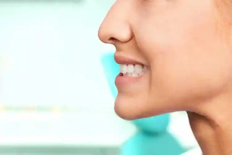 牙医通过辅助工具做牙齿检查