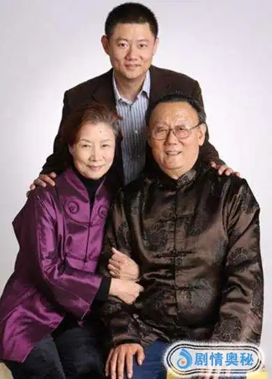 吕中的爱人吴桂苓也是北京人艺的老演员  .