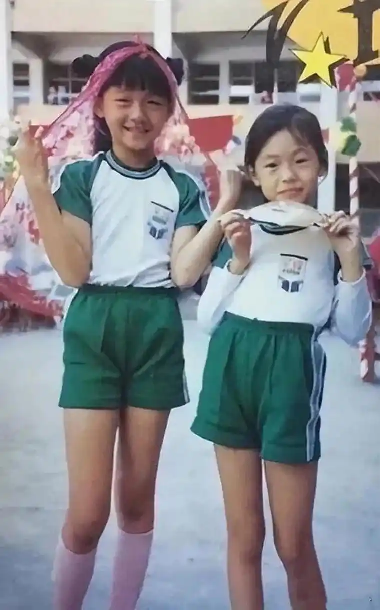 上世纪80年代,大s和小s姐妹俩还是个小学生,穿着校服一起合影留念.