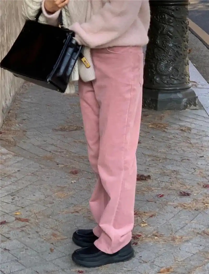 不算饱和的脏粉色温温柔柔看着就很舒服,这条裤子单独配上衣很好穿