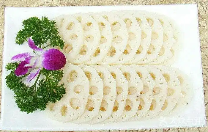 冬天的应季菜单里当然不会少了莲藕的身影,藕断丝连的美味不论是煎,炒