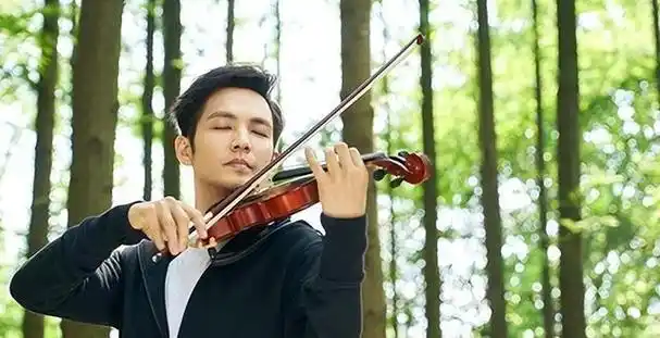 事实证明,"逐渐消失"的钟汉良,已经在另一个圈子里红得发紫