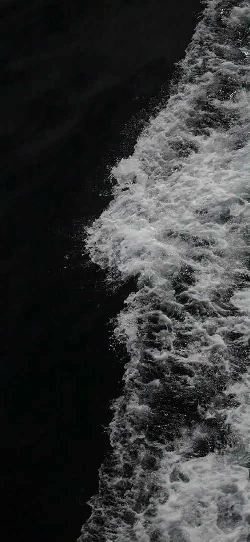 最近超喜欢黑色壁纸,屏幕质感太舒服了