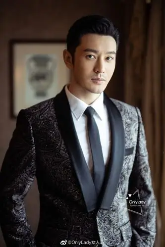 演员@黄晓明 身着星辰刺绣西装亮相粤港澳大湾区电影行业大会暨电影之