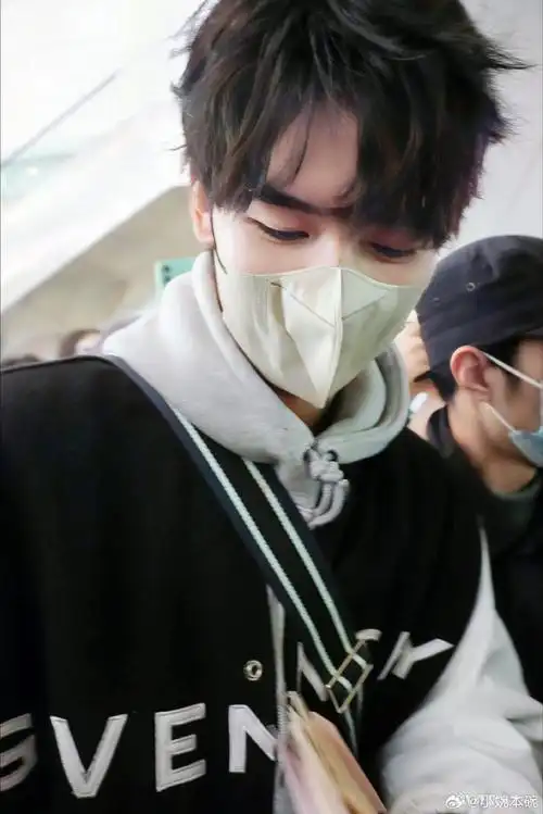 黄俊捷机场生图