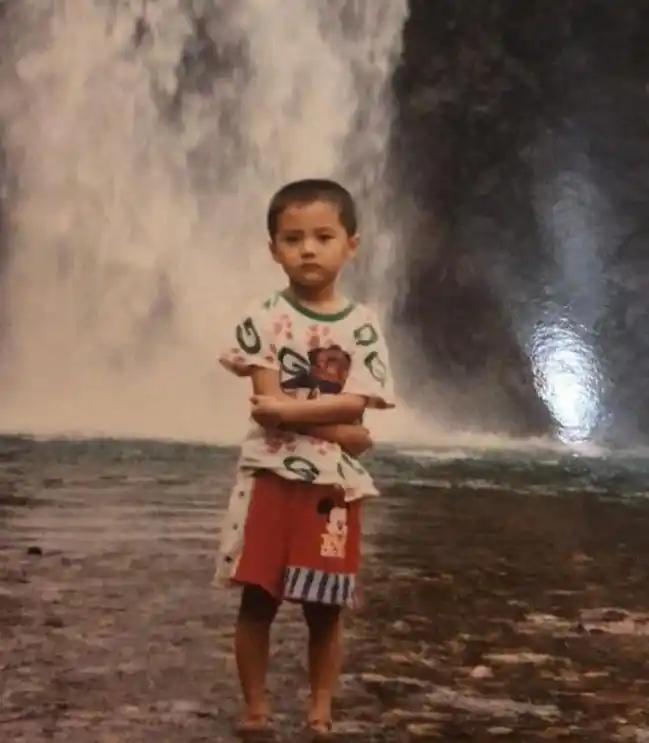 鹿晗晒小时候平头童年照,网友:从小帅到大