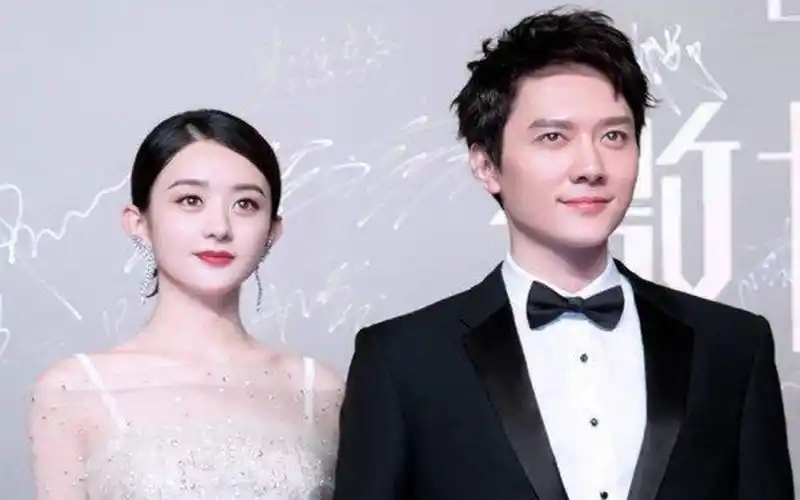 冯绍峰打电话给赵丽颖,不料竟是儿子接听,一开口萌翻全场观众!