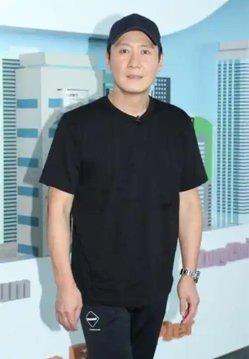 52岁黎明近照曝光素颜出镜暴露法令纹当爸后身材明显发福