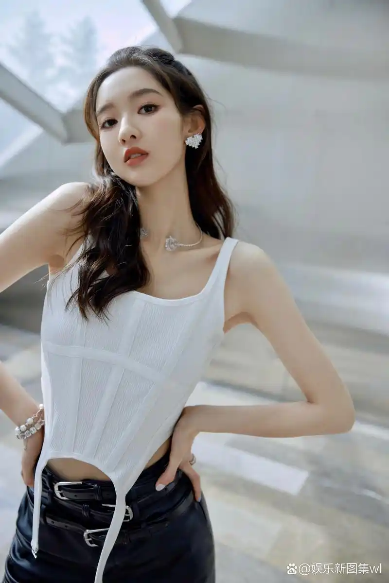 王玉雯黑白时尚穿搭,又酷又美#王玉雯