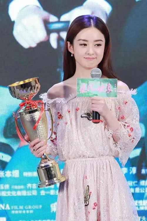 赵丽颖突然高调宣布喜讯今晚的瓜整个娱乐圈都羡慕不来