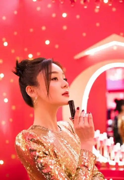 袁姗姗终于高调穿金色亮片紧身连衣裙出席活动气质身材太出众